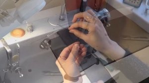 Как прострочить отделочную строчку в три нитки из одной катушки