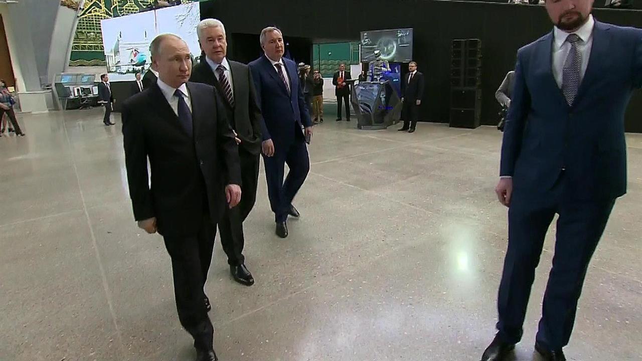 В День космонавтики Владимир Путин посетил отреставрированный павильон "Космос" на ВДНХ