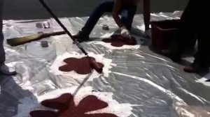 Создание рисунков на резиновом покрытии на детской площадке