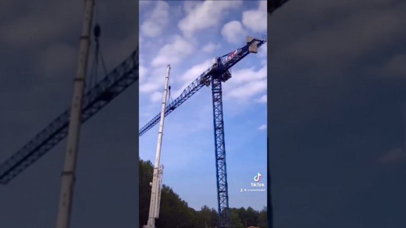 Как монтируют стрелу БАШЕННОГО КРАНА. Tower crane assembly #shorts