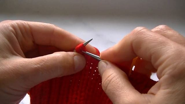 ВЯЖЕМ КРАСИВУЮ, ТЕПЛУЮ  ШАПКУ ДВУСТОРОННИМ УЗОРОМ. KNITTED HAT.