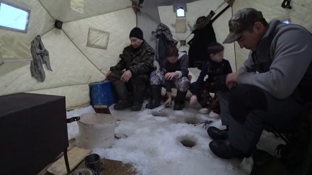 супер рыбалка с детьми. Супер клёв на зимней рыбалке
