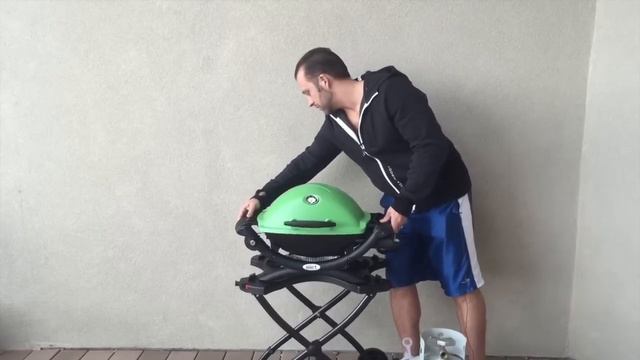 SIZE MATTERS When Grilling! NEW Weber Q1200 Grill Review смотреть онлайн