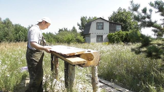 Распиловка бревна на доски маломощной бензопилой.