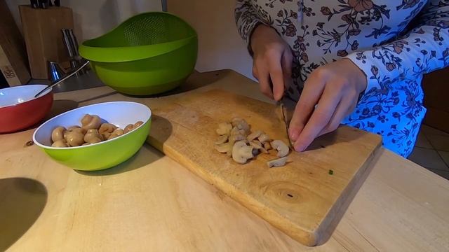 готовим салат с курицей , сыром и грибами.Просто,быстро,вкусно. смотреть онлайн