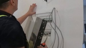 как наклеить ОБОИ вокруг распеделительного щита