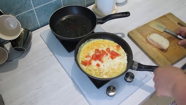Как приготовить простой Омлет на завтрак./// How make very simple Omelet for Breakfast. смотреть онлайн