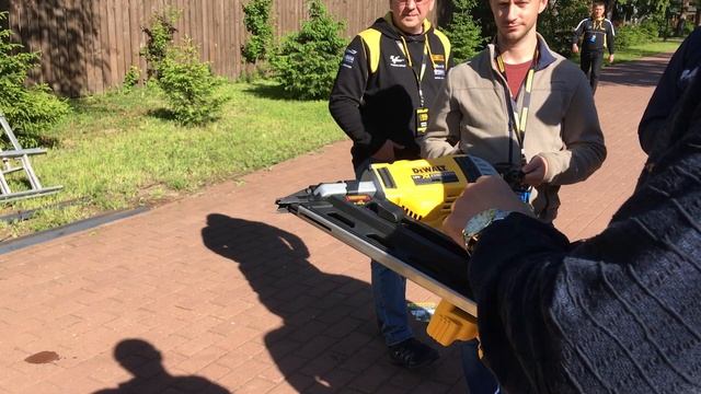 Аккумуляторный бесщеточный Гвозде и Шпилько забивные пистолеты DeWALT DCN692 смотреть онлайн