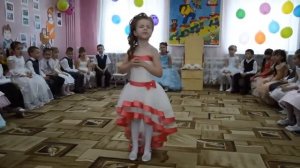 Маленькая девочка  танцует и поет