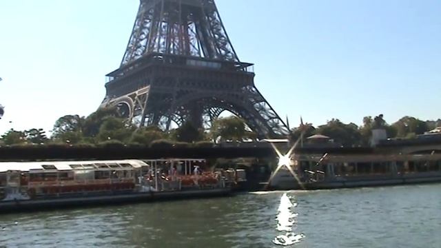 Париж Эйфелева башня со стороны реки Сены смотреть онлайн