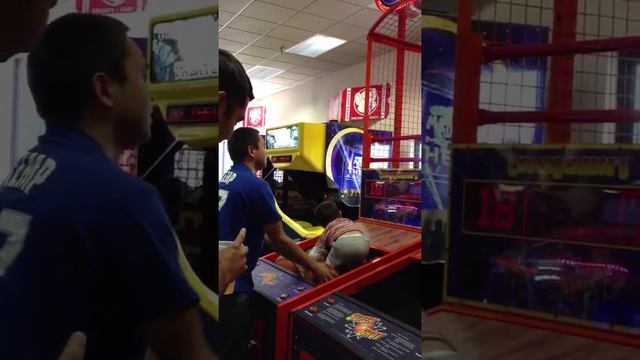 Basketball shooting game at chuck e cheese's