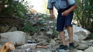 Поиск золота на высохшем ручье