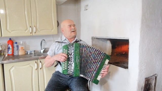 Жаркий поцелуй свёл меня с ума! Поёт Вася Попов. Кино Вась. смотреть онлайн