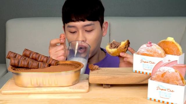 ASMR 초콜릿 🍫 티라미수와 캘리포니아 도넛 먹방~!! Chocolate Tiramisu With California Donuts 🍩 MuKBang~!!