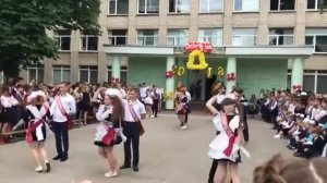 Шикарный вальс ..Последний звонок 2018..Потрясающая песня выпускников..