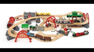 Паровозики. Малыши играют в городе с поездами BRIO. Kids play trains