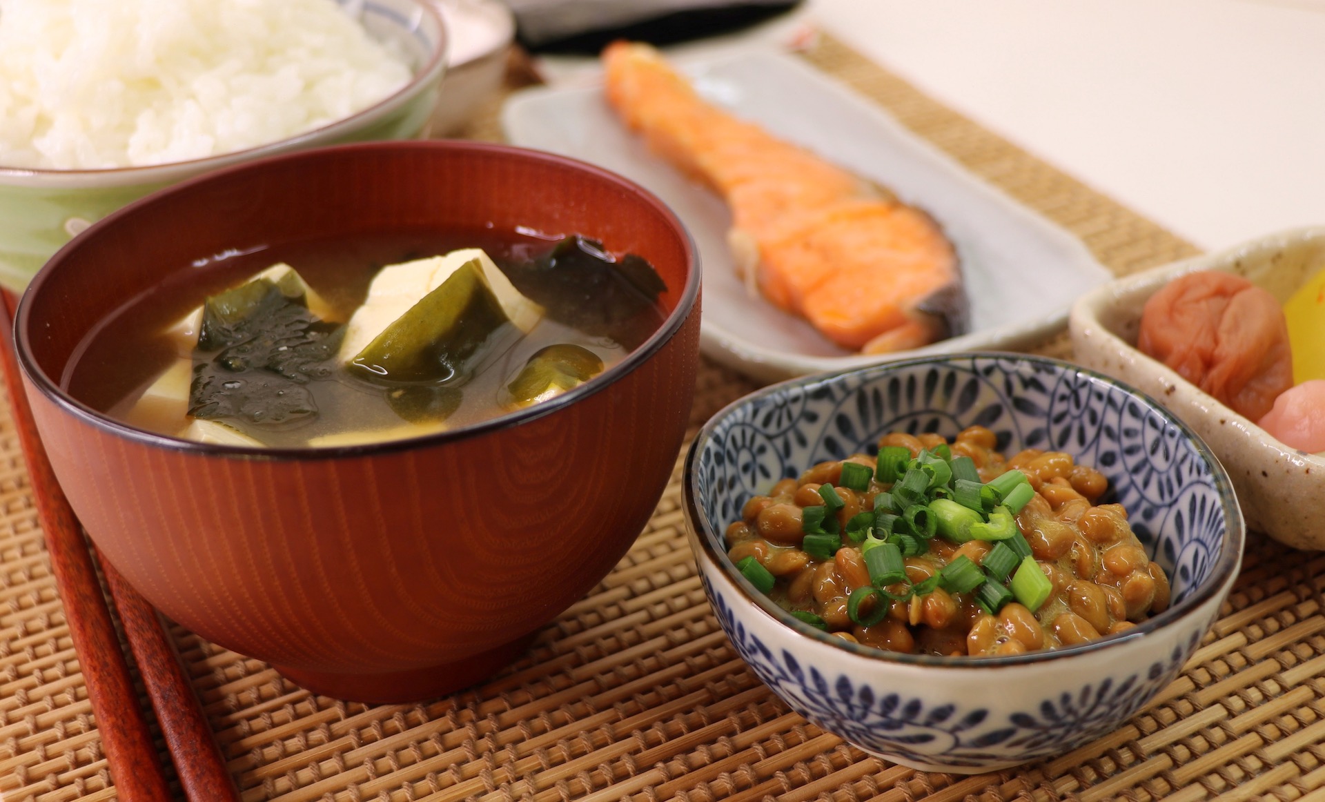 Натто (традиционная японская еда из сброженных соевых бобов). Японский завтрак. Японский суп для завтрака. Национальное японское блюдо консервированные Бобы.