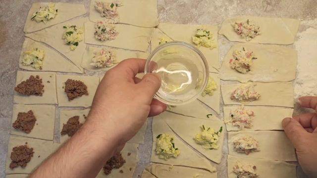Пирожки на сковороде из слоёного теста. Зачем выпекать, если можно жарить