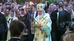 Православные отмечают один из главных христианских праздников - День Святой Троицы