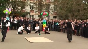Знакомые Парни ставили шоу брейк данс  а школе,)))