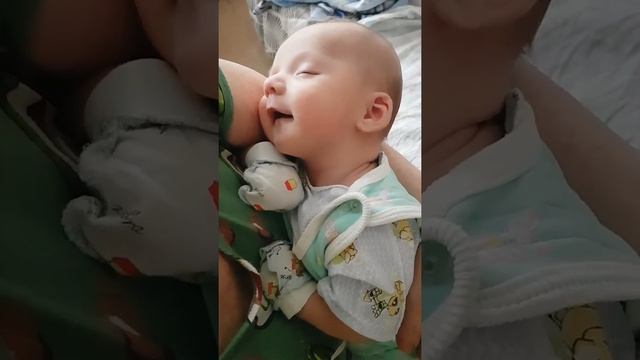 СЫНОЧЕК СЛАДКО СПИТ И УЛЫБАЕТСЯ ВО СНЕ #baby #3месяца #newborn улыбка младенца? #shorts