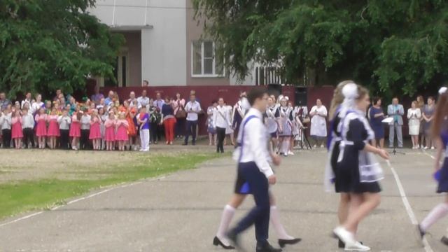 Торжественный выход выпускников 2019 на линейку смотреть онлайн