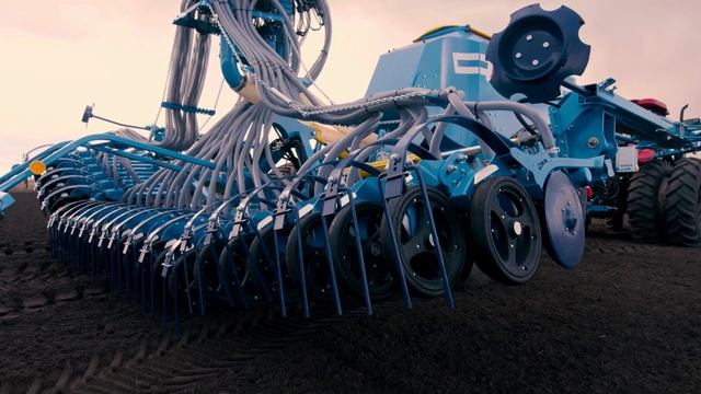 Эстетика посева с сеялкой Falcon SW и трактором YTO X1304 на закате смотреть онлайн