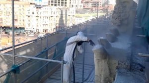 Очистка правого крыла фасада МИД методом мягкого бластинга