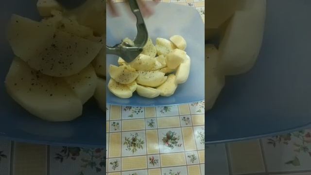 Если не знаете что приготовить, курица с картошкой в духовке/куриное бедро и картошка