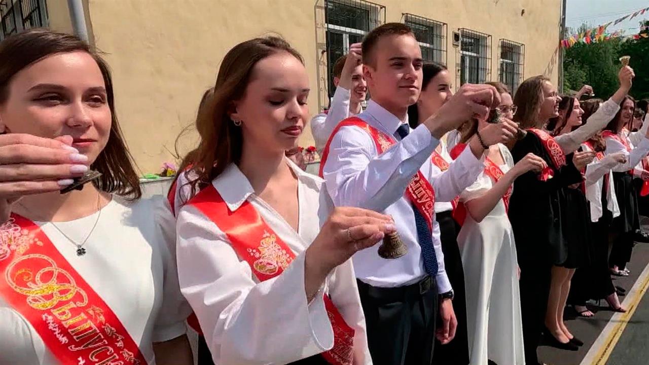 Последние звонки для выпускников прозвучали в российских школах