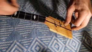 Как установить нейлоновые струны?