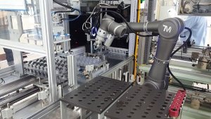 Кобот TM Robot осуществляет контроль качества изделий с помощью дополнительной камеры