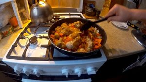 Кролик тушеный с луком и морковью на сковороде