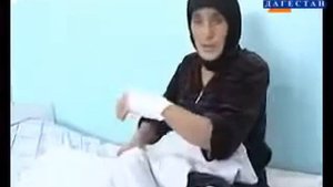 Кавказская женшина против волка