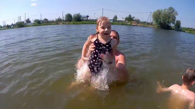 Первый раз выехали купаться в речке / купание на реке в Тобольске смотреть онлайн