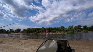 Летняя рыбалка на реке. Продолжаю искать где рыба на реке.