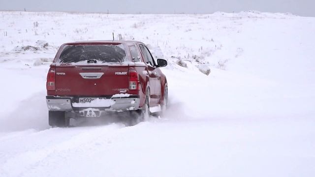 Обновленный Toyota Hilux в снегу по фары! смотреть онлайн