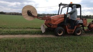 Укладка кабеля кабелеукладчиком Ditch Witch. Работа по укладке кабеля.