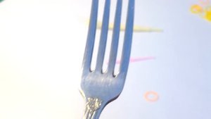 Браслеты из резинок.Браслет из резинок без станка.Как сплести простой браслет.