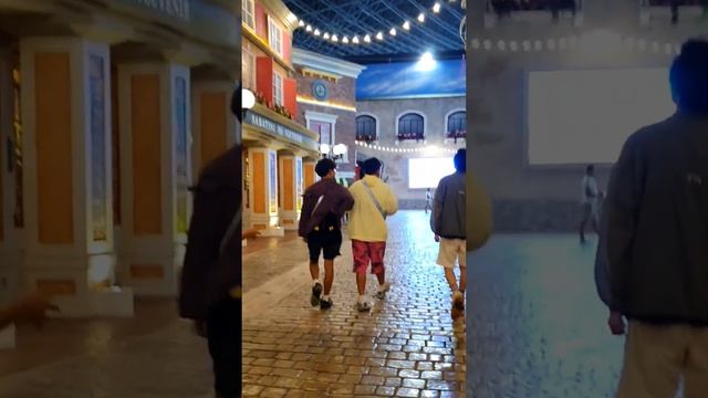 прогулка по парку FERRARI-WORLD смотреть онлайн