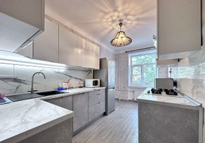 Сдаётся 5к.кв. по адресу СПб ул. Радищева 35 - 130кв.м. 79697143636 Максим (ваца