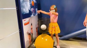 Макс и Катя изучают предметы в музее для детей