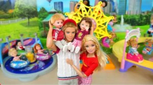 Семья Куклы Барби идут в парк развлечение