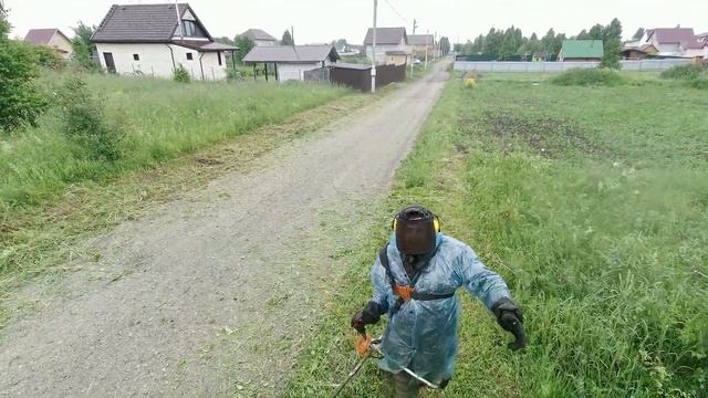Обкос травы триммерами вдоль дорог. Покос травы в Новосибирске. смотреть онлайн