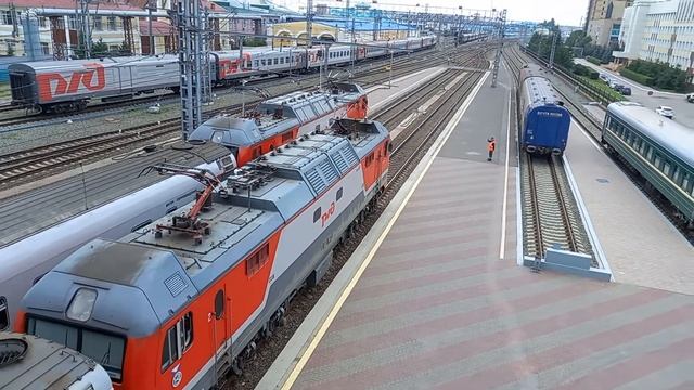 ЭП2К-304 отправляется со станции Омск-Пассажирский с поездом №249 Новокузнецк-Адлер. смотреть онлайн