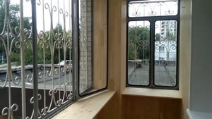 Деревянные подоконники на балконе. Обшиваем вагонкой. Зачищаем старый пол из лиственницы.