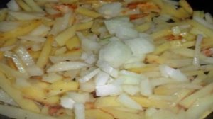 Жаренный картофель с луком и укропом