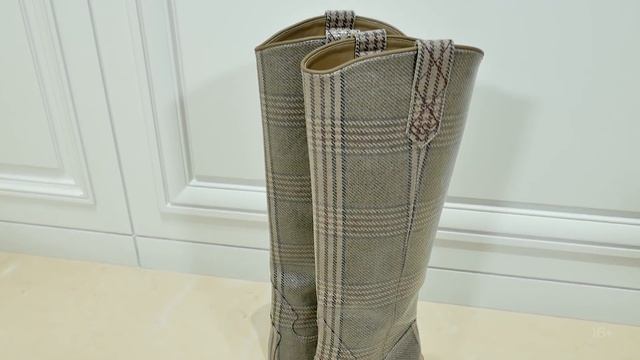 Total-look от FENDI: пальто, свитшот, юбка, сапоги, сумка Kan I смотреть онлайн