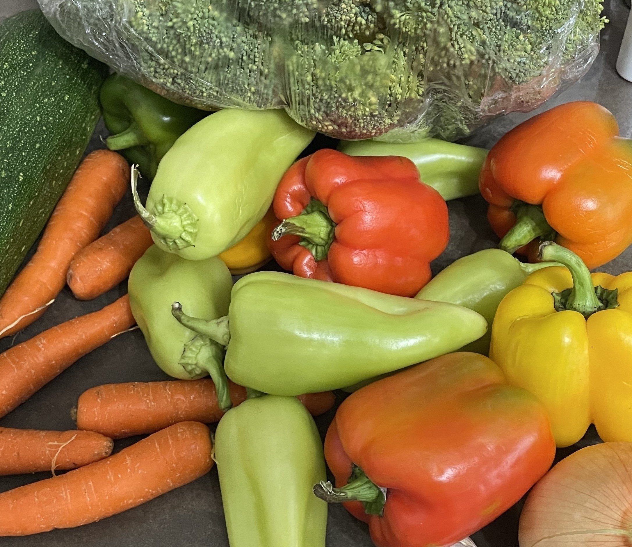 Тушеные овощи в огромной кастрюле на индукционной плите. смотреть онлайн