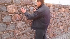 Стена из серого камня: большие перевязаны маленькими (разновидности кладок)